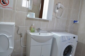 City Apartment, 1 Bedroom | Bathroom | Bathtub, deep soaking tub, free toiletries, hair dryer - Alexys Residence 7 (Iasi)