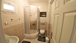 Appartement, 2 chambres, non-fumeurs | Salle de bain | Douche, articles de toilette gratuits, serviettes fournies