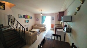 Departamento, 2 habitaciones, para no fumadores | Área de sala de estar | Televisión LCD