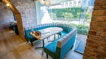 Daily cooked-to-order breakfast (JPY 4068 per person)