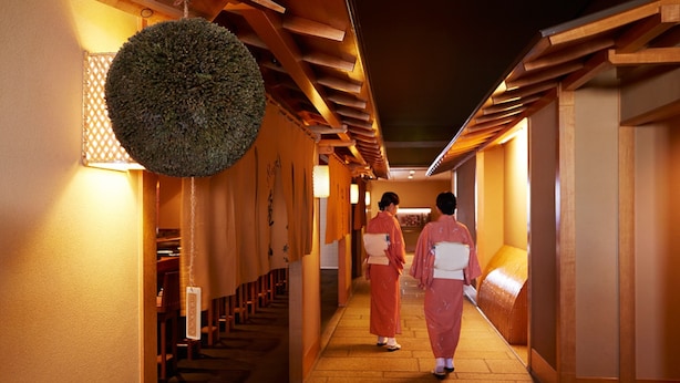 A corridor with wooden paneling and a hanging decorative ball. - Shinagawa Prince Hotel N Tower (Tokyo)