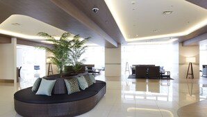A modern lobby with a circular seating area, a reception desk, and a large plant. - Shinagawa Prince Hotel N Tower (Tokyo)