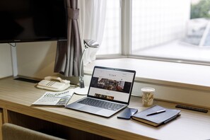 Szoba kétszemélyes ággyal, nemdohányzó, club lounge-belépés (Small, Wood Flooring, Light BF Incl.) | Széf a szobában, íróasztal, vasaló/vasalódeszka és ingyenes wifi