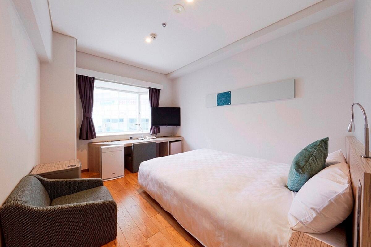 Small Double Room - Non-Smoking(Wooden floor) Lounge Access & Complimentary Light Breakfast Included | In-room safe, desk, iron/ironing board, WiFi (free)