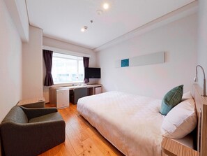 Dobbeltrom, ikke-røyk, Club Lounge-tilgang (Small, Wood Flooring, Light BF Incl.) | Safe på rommet, skrivebord, strykejern/-brett og wi-fi (inkludert)