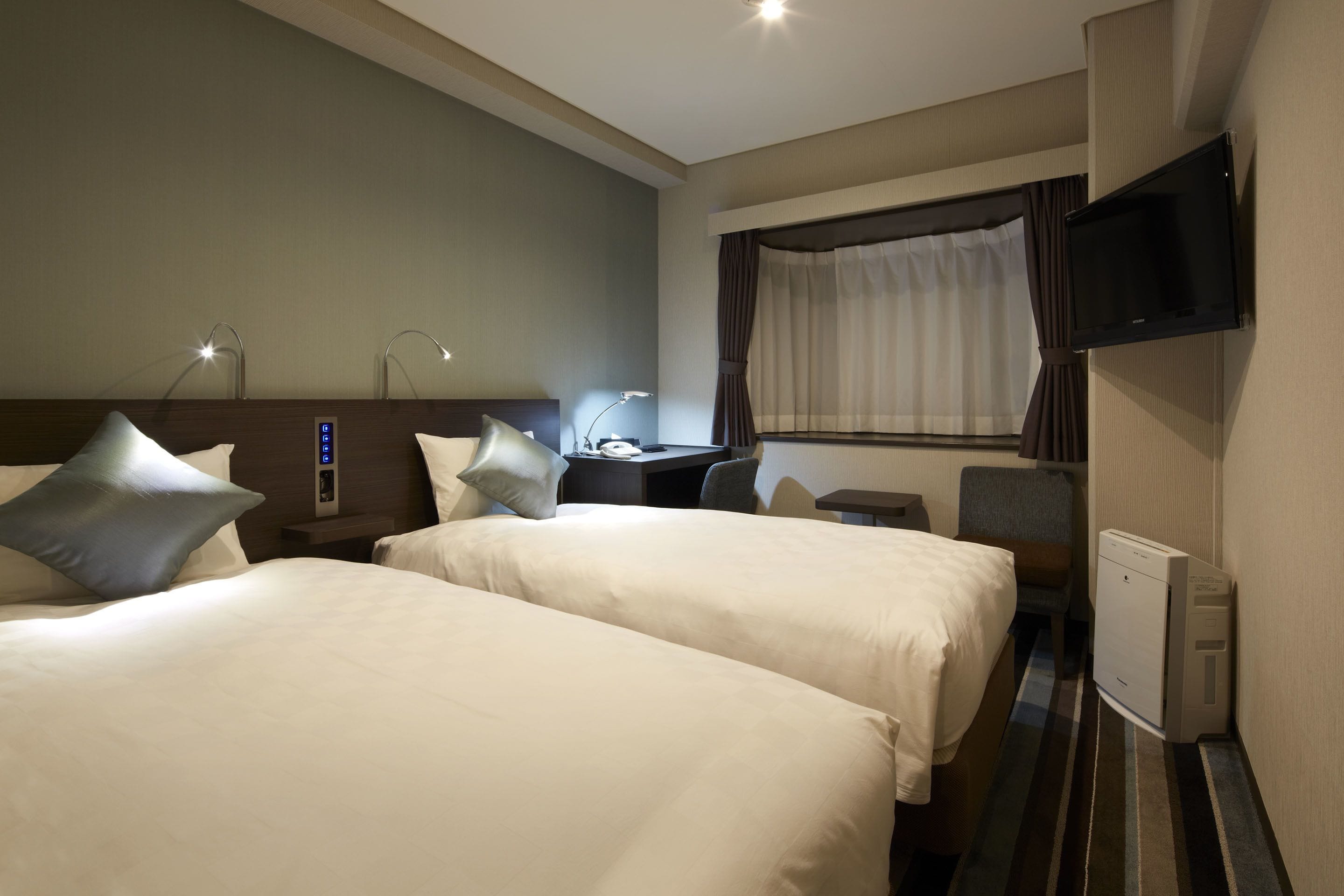 twin room - non-smoking with lounge access & complimentary light breakfast included | 1 bedroom, in-room safe, desk, iron/ironing board