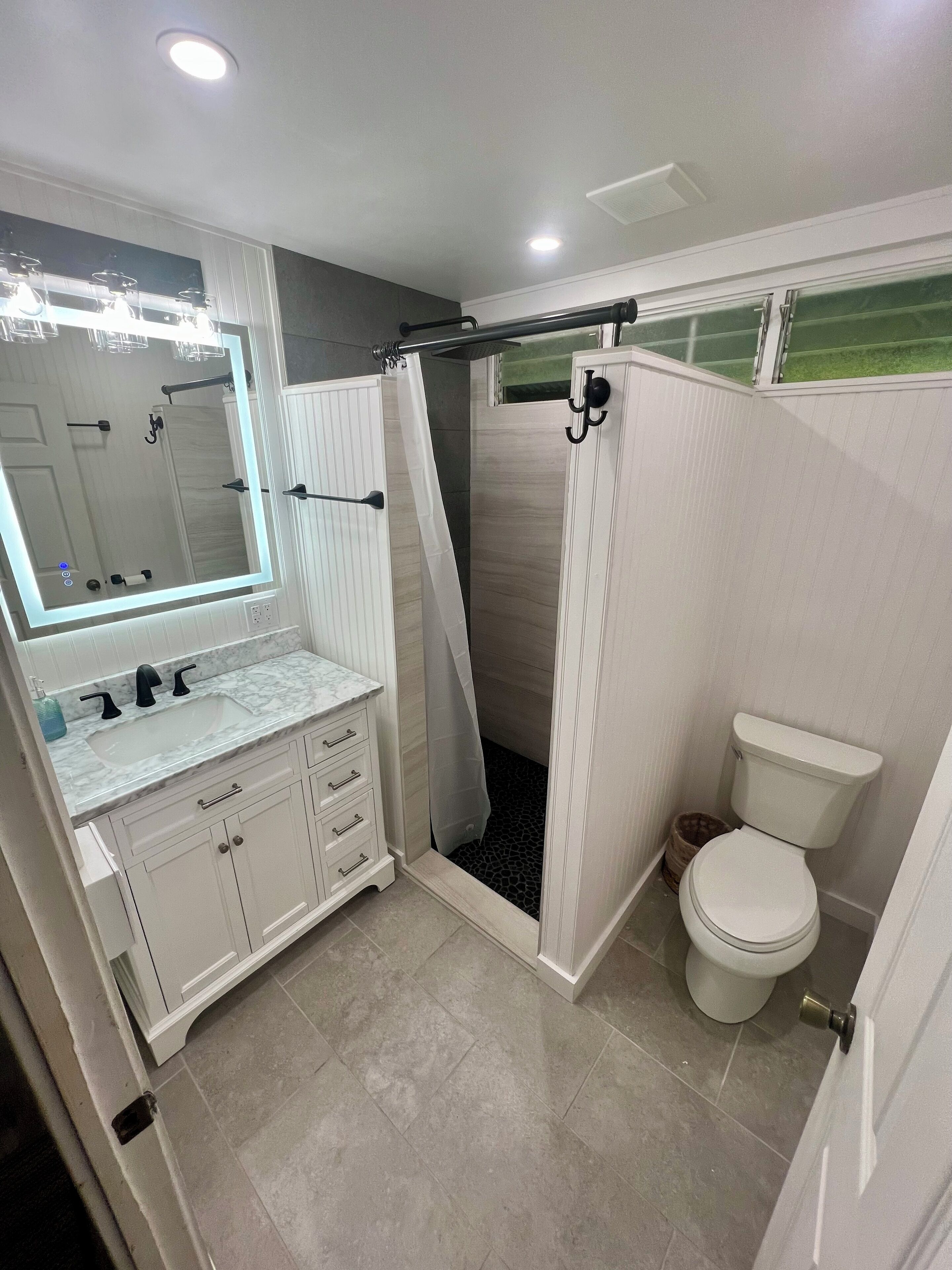 Combined shower/bathtub, hair dryer, towels, soap