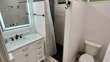 Combined shower/bathtub, hair dryer, towels, soap