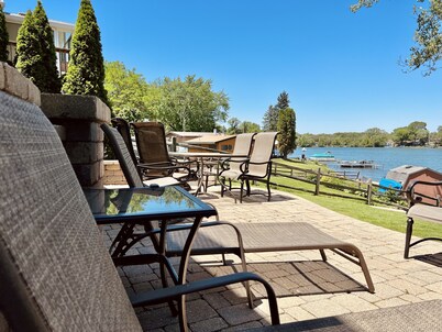 Lakefront Retreat Sleeps 12, Hot Tub, Boats, 1Gig Fibre, Pets, Wilmot Ski