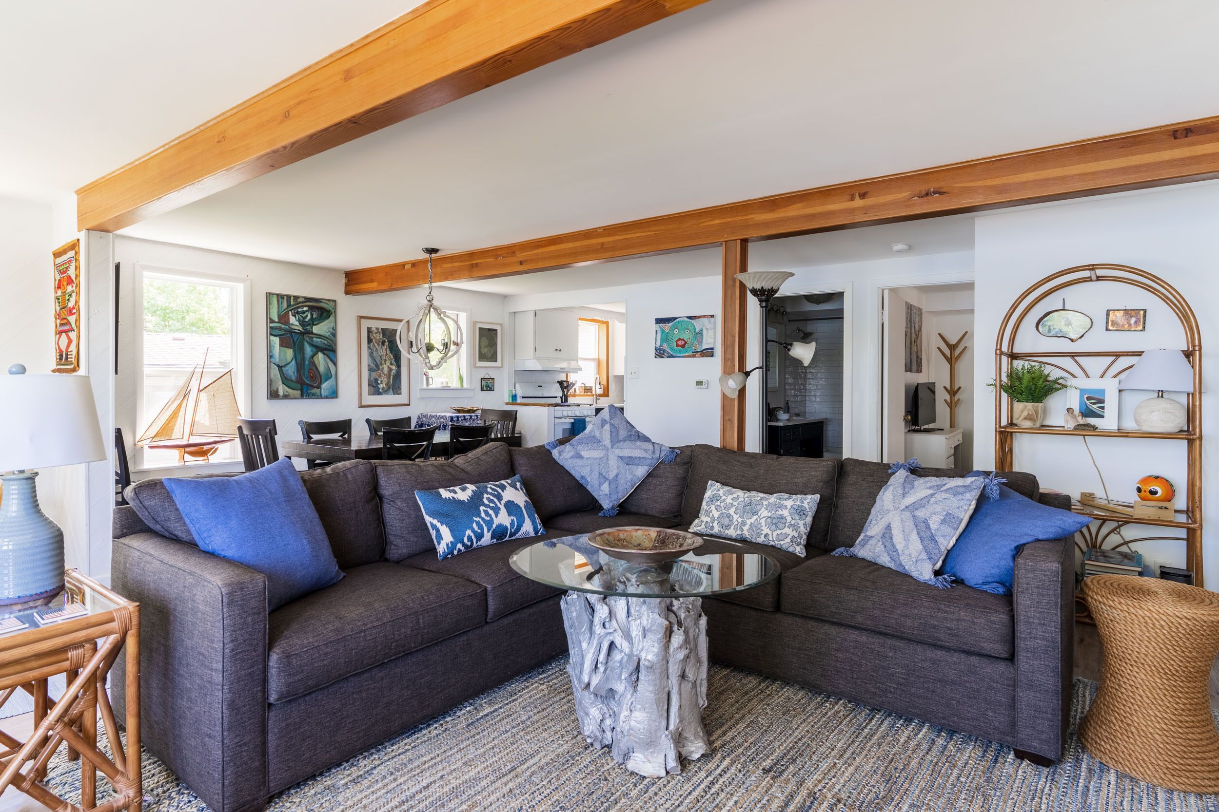 Smart-tv, pejs, bordtennisbord, bøger