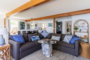 Smart TV, caminetto, tavolo da ping pong, libri