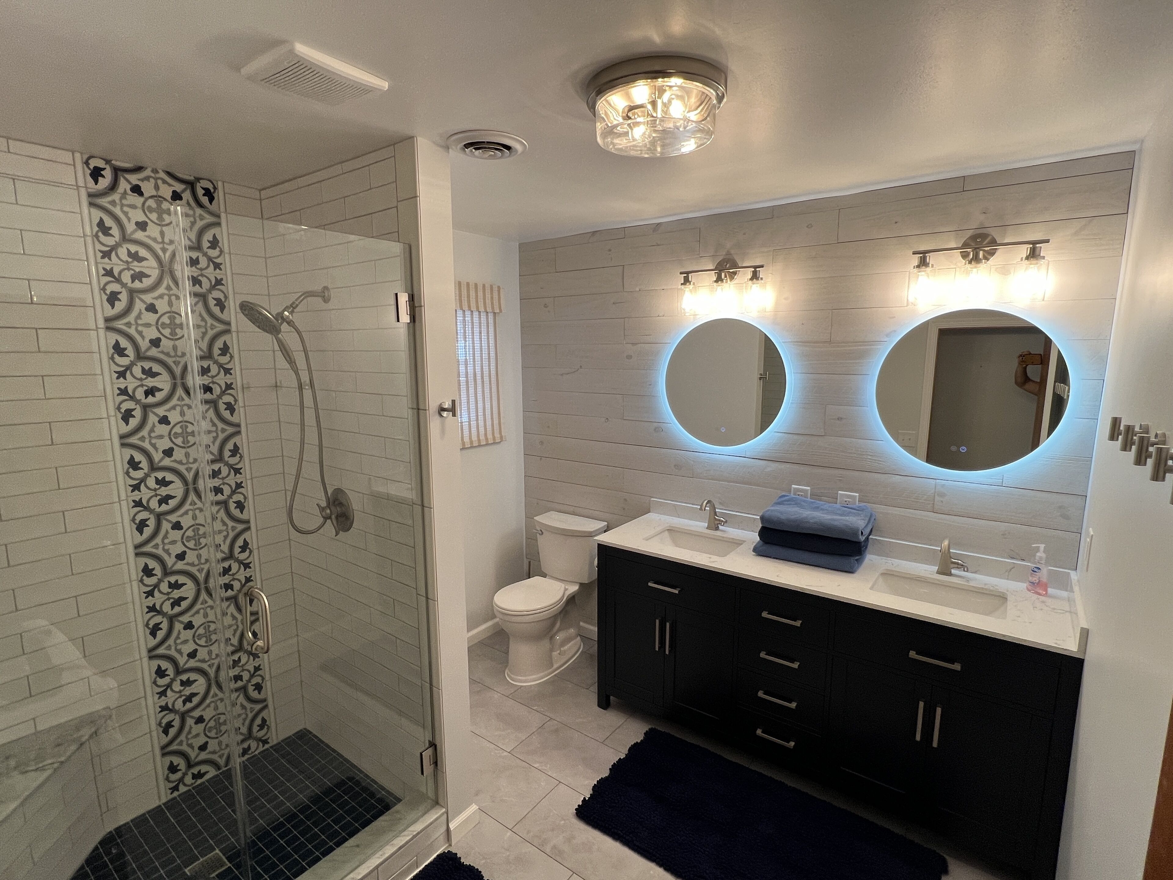 Combined shower/bathtub, hair dryer, towels, soap