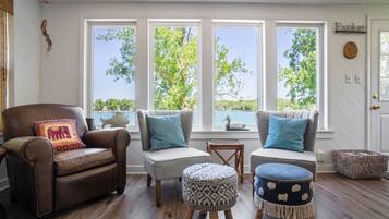 Televisor intel·ligent, llar de foc, taula de tennis de taula i llibres