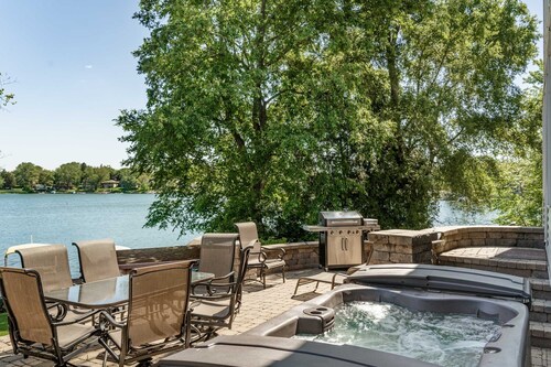 Beautiful Lakehouse sleeps 12.Fibre!Boat,fish,kayak,hot tub,pets.Wilmot ski,tube