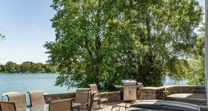 Lakefront Retreat Sleeps 12, Hot Tub, Boats, 1Gig Fibre, Pets, Wilmot Ski