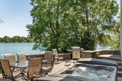 Lakefront Retreat Sleeps 12, Hot Tub, Boats, 1Gig Fibre, Pets, Wilmot Ski