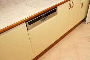 Familienapartment, barrierefrei, Parkblick | Wohnbereich | Flachbildfernseher
