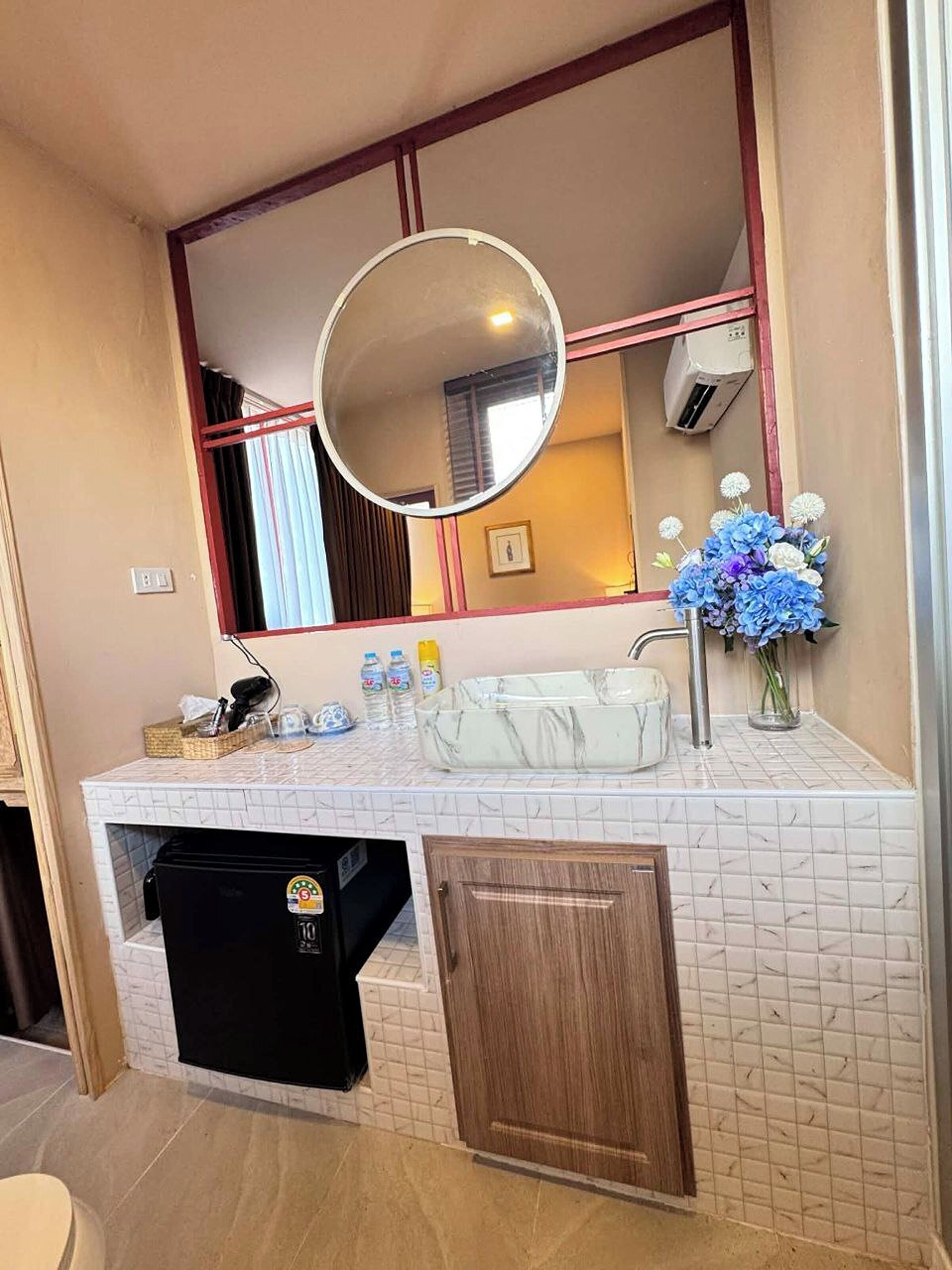 Photo - Blu Cabin Ari Stylish Gay Poshtel