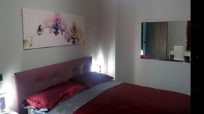 Habitación Deluxe doble | Escritorio, sistema de insonorización, wifi gratis y ropa de cama