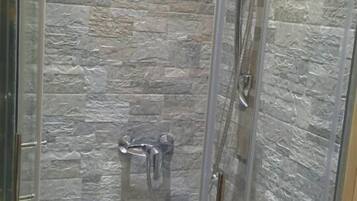 Deluxe Double Room | Bathroom shower