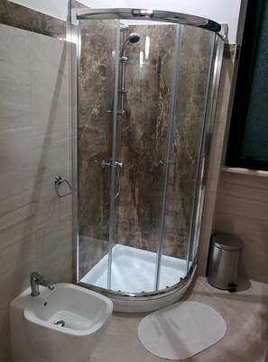 Habitación Deluxe doble | Baño | Toallas, jabón y papel higiénico