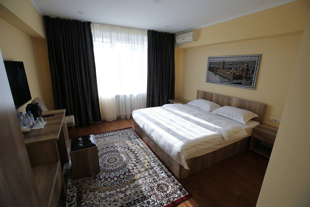 Standard Double Room | In-room safe, desk, blackout drapes, soundproofing