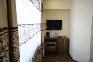 Habitación doble económica | Caja de seguridad en la habitación, escritorio y cortinas blackout 