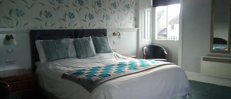 Escritorio, wifi gratis y ropa de cama