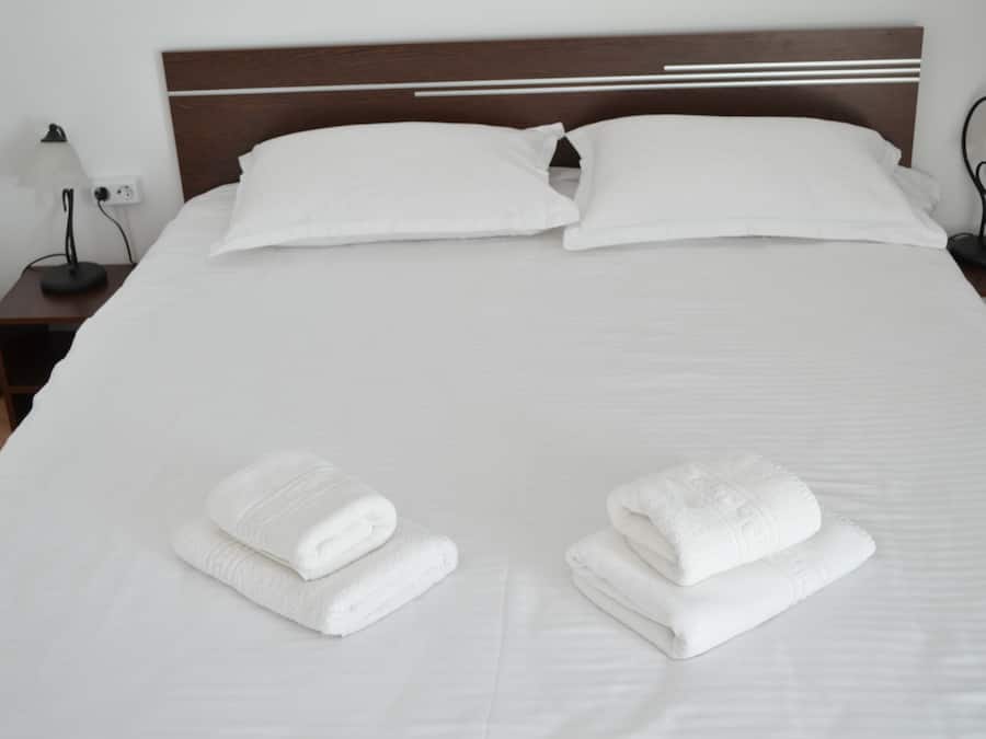 1 bedroom, Egyptian cotton sheets, premium bedding, down duvets