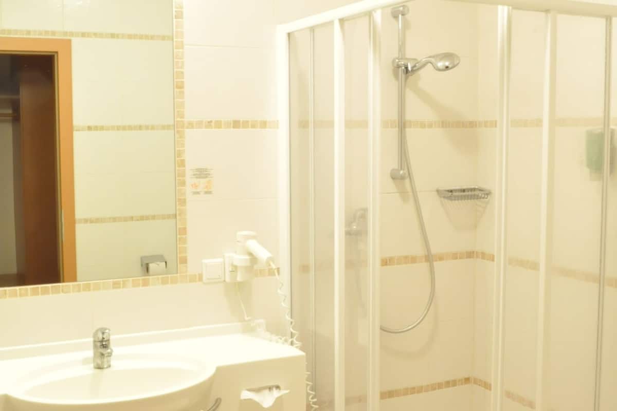 comfort double or twin room | bathroom | shower, free toiletries, hair dryer, towels