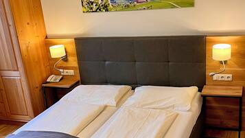 Classic-Doppel- oder -Zweibettzimmer | Zimmersafe, Schreibtisch, Bügeleisen/Bügelbrett, kostenloses WLAN