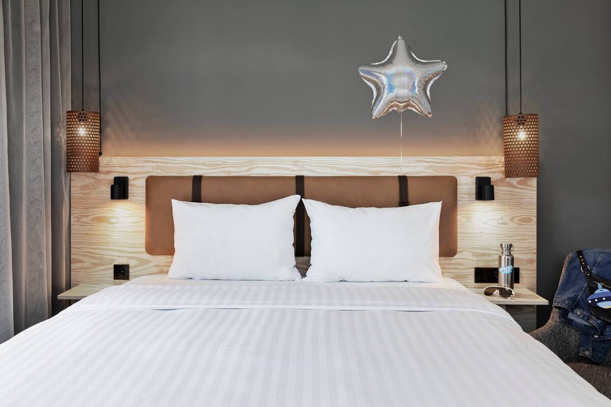 Rom, 1 queensize-seng | Blendingsgardiner, lydisolert og barnesenger (inkludert)