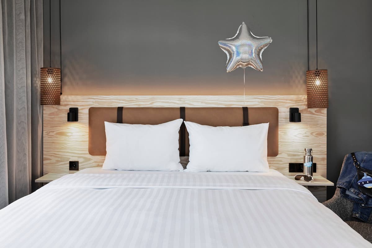 room, 1 queen bed | blackout curtains, soundproofing, free cots/infant beds, free wifi