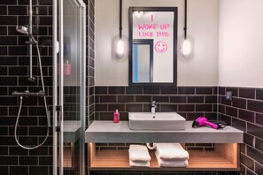 Kamer, 1 queensize bed | Badkamer | Een douche, gratis toiletartikelen, een haardroger, handdoeken