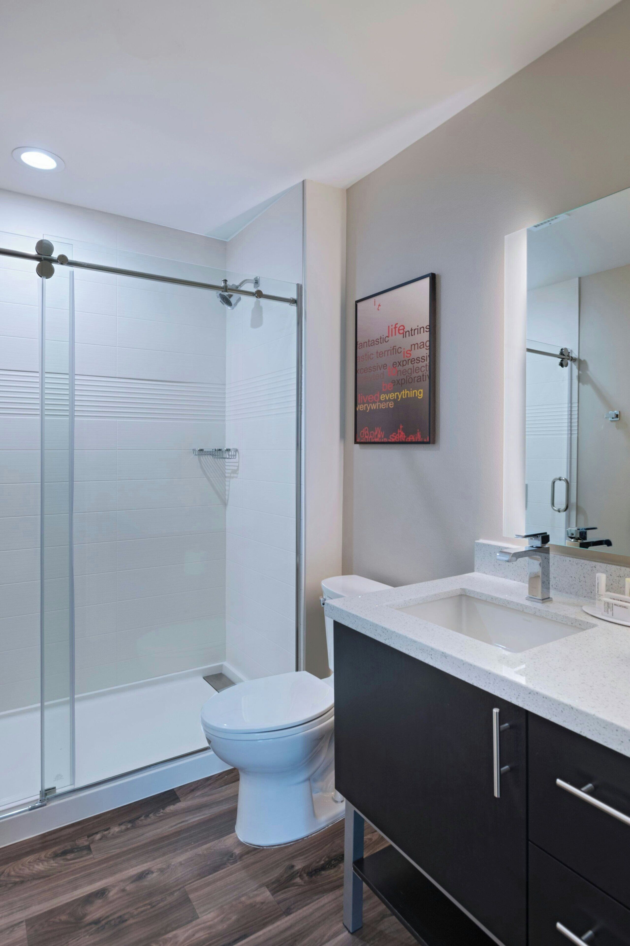 combined shower/bathtub, hydromassage showerhead, free toiletries