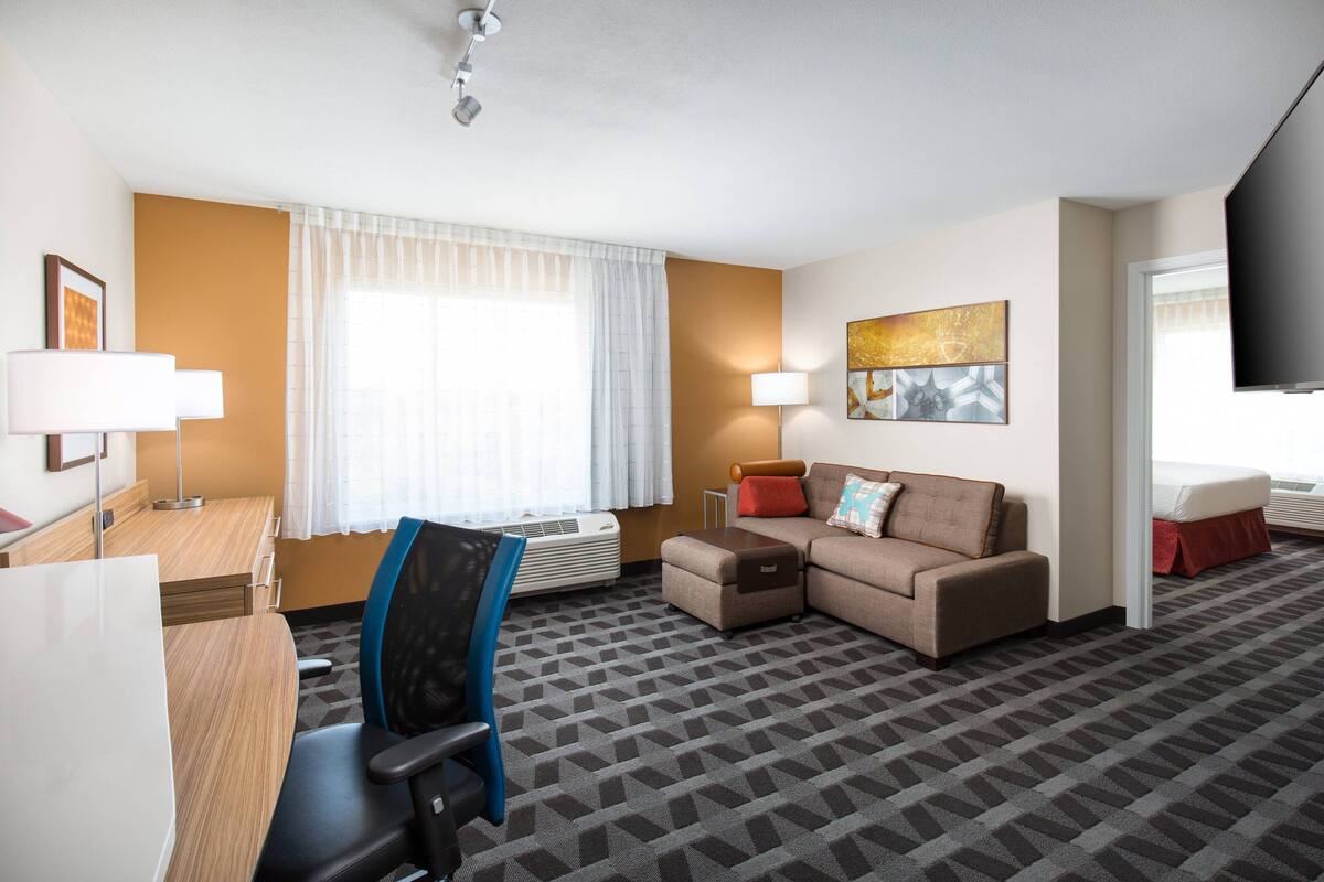Suite, 1 Tempat Tidur Queen dengan tempat tidur Sofa, sudut (Mobility/Hearing Accessible, Tub) | Bantalan ekstra lembut, brankas, meja kerja, dan setrika/meja setrika