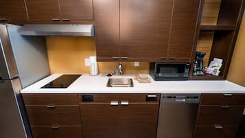 Grand réfrigérateur, micro-ondes, plaque de cuisson, lave-vaisselle