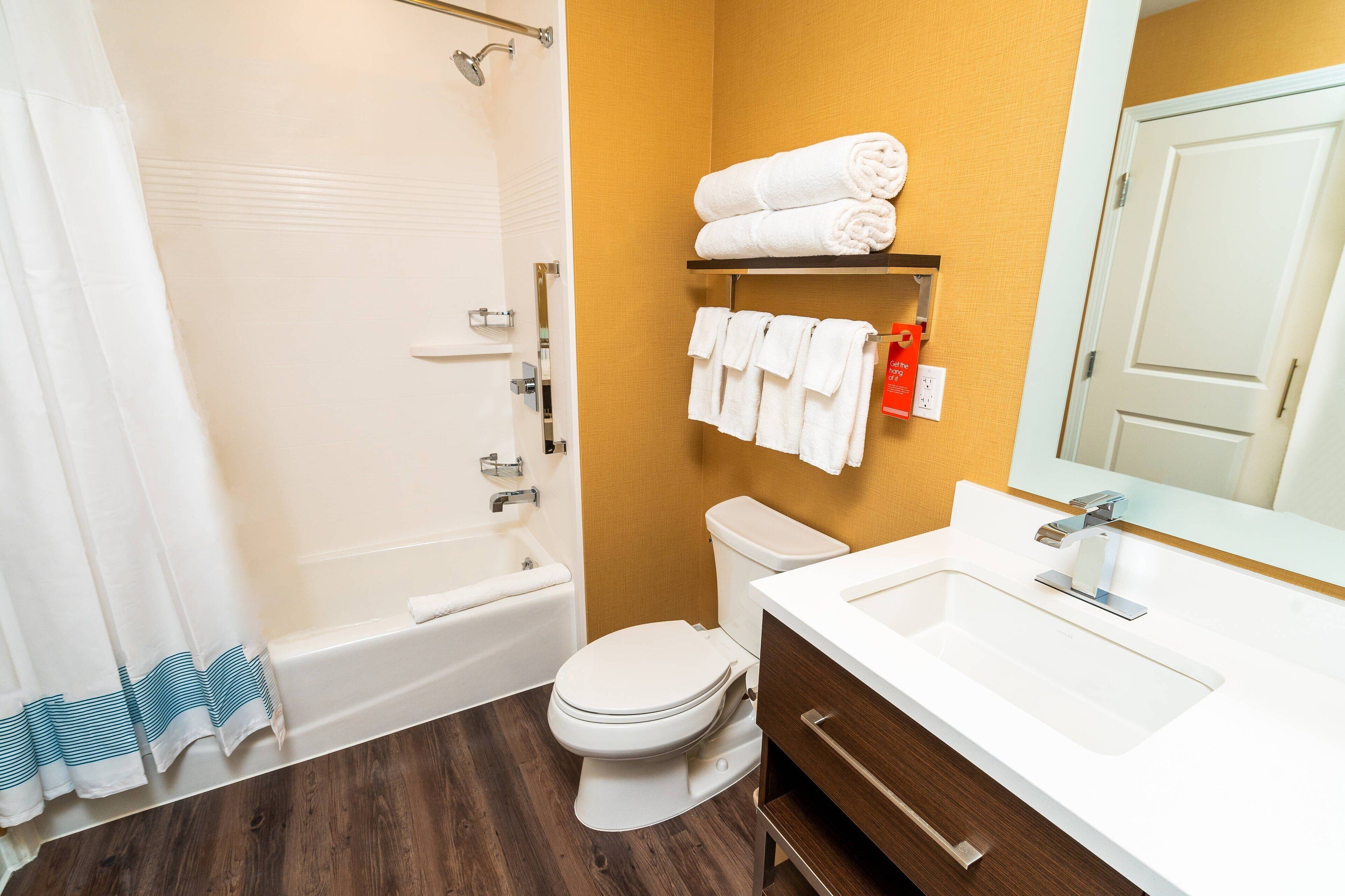 Un baño con bañera, inodoro y lavamanos.