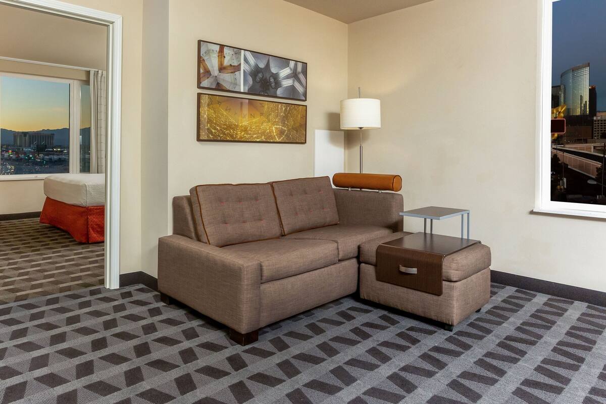 Suite, 1 Tempat Tidur Queen dengan tempat tidur Sofa | Bantalan ekstra lembut, brankas, meja kerja, dan setrika/meja setrika