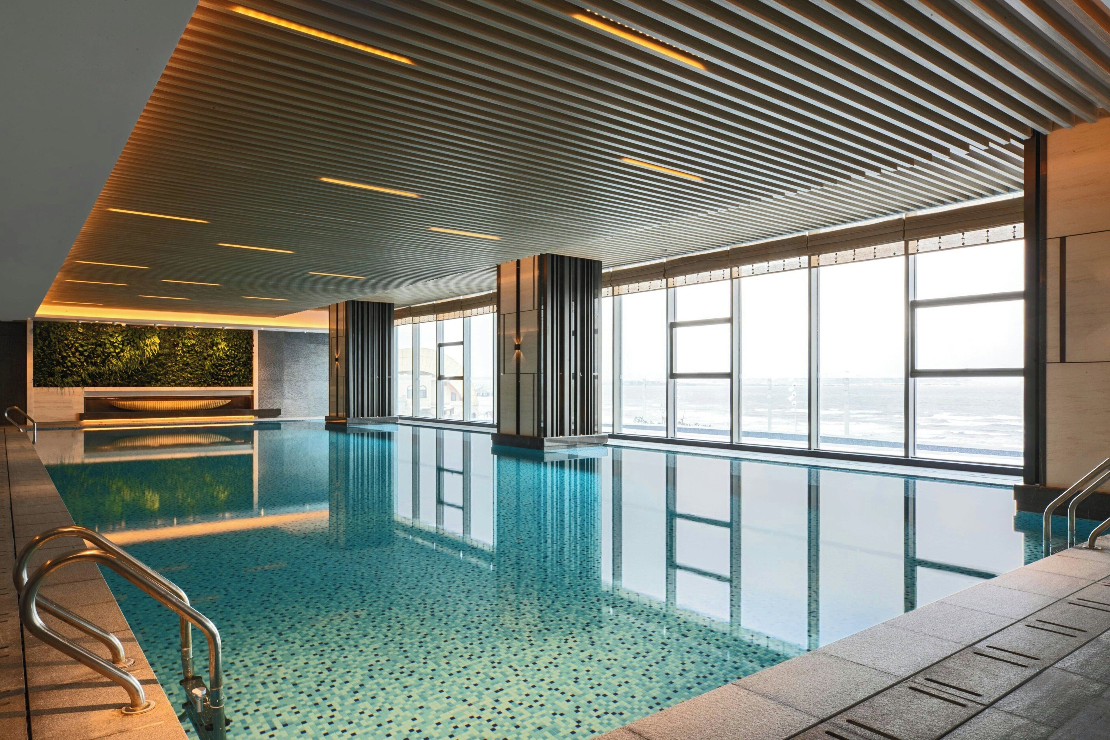 Inomhuspool, öppet 06.30 till 22.30, solstolar och livvakter på plats