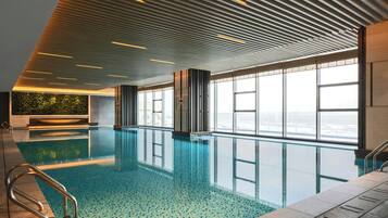 Inomhuspool, öppet 06.30 till 22.30, solstolar och livvakter pÄ plats