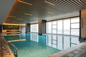 Piscina interna, funciona das 6h30 às 22h30, espreguiçadeiras