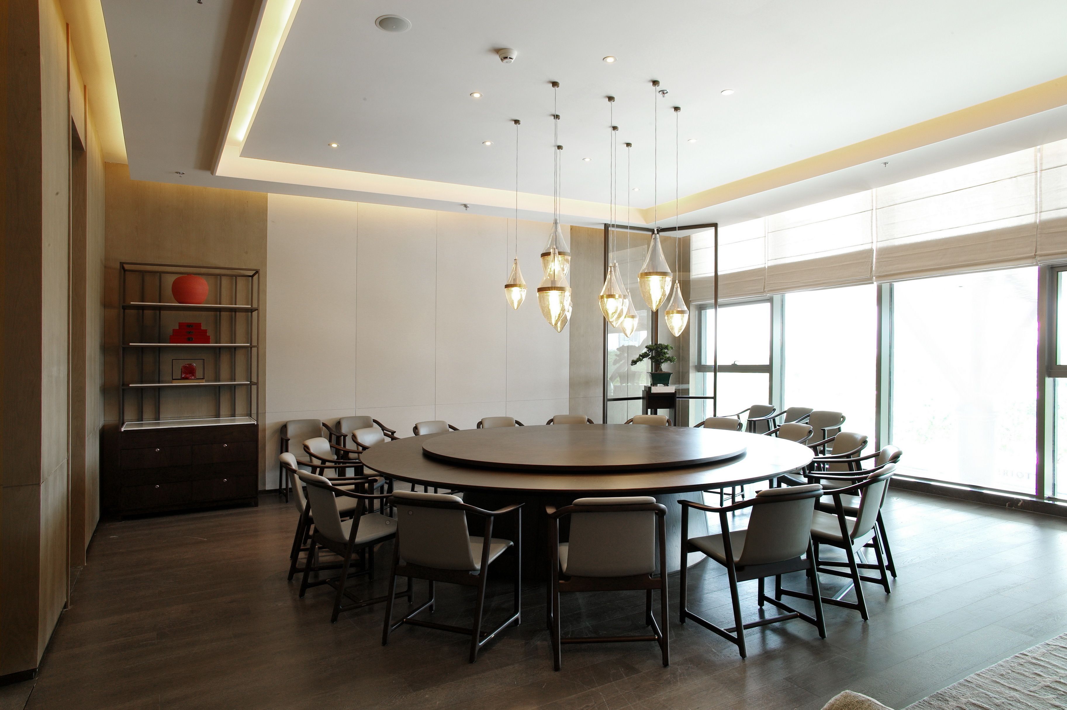 breakfast, lunch, dinner served; international cuisine