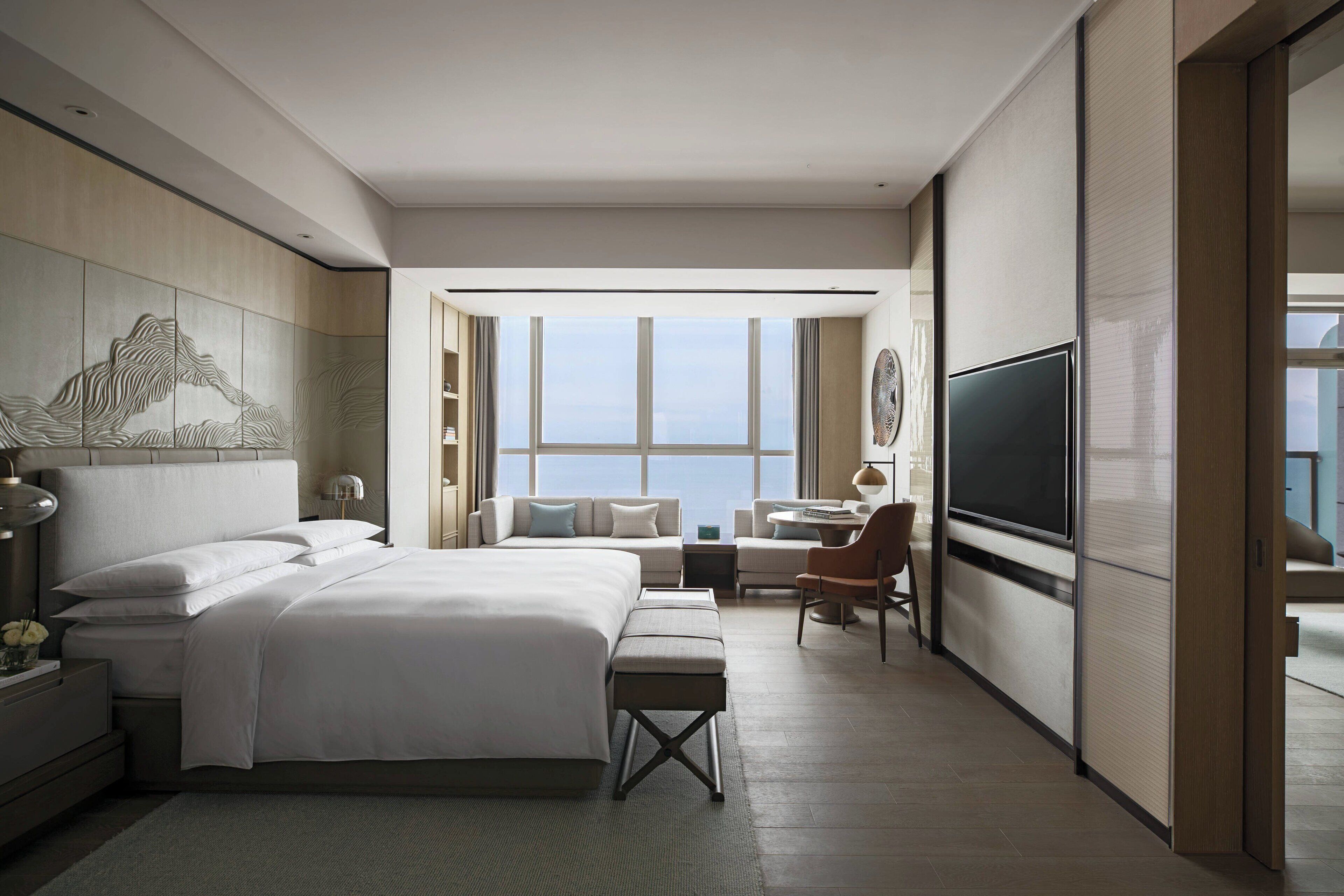 executive suite, 1 king bed, balcony, ocean view | 1 bedroom, down duvets, in-room safe, desk