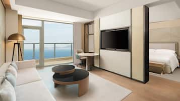 Suite junior, 1 cama de matrimonio grande, vistas al mar | Sala de estar | Televisión de pantalla plana de 60 pulgadas con canales por cable