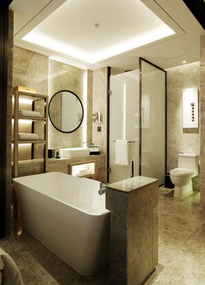 Komfortbadewanne, Regendusche, kostenlose Toilettenartikel, Haartrockner