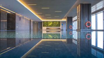 Inomhuspool, öppet 06.30 till 22.30, solstolar och livvakter på plats