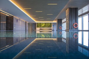 室内游泳池，06:30 至 22:30 开放，日光浴躺椅，现场救生员