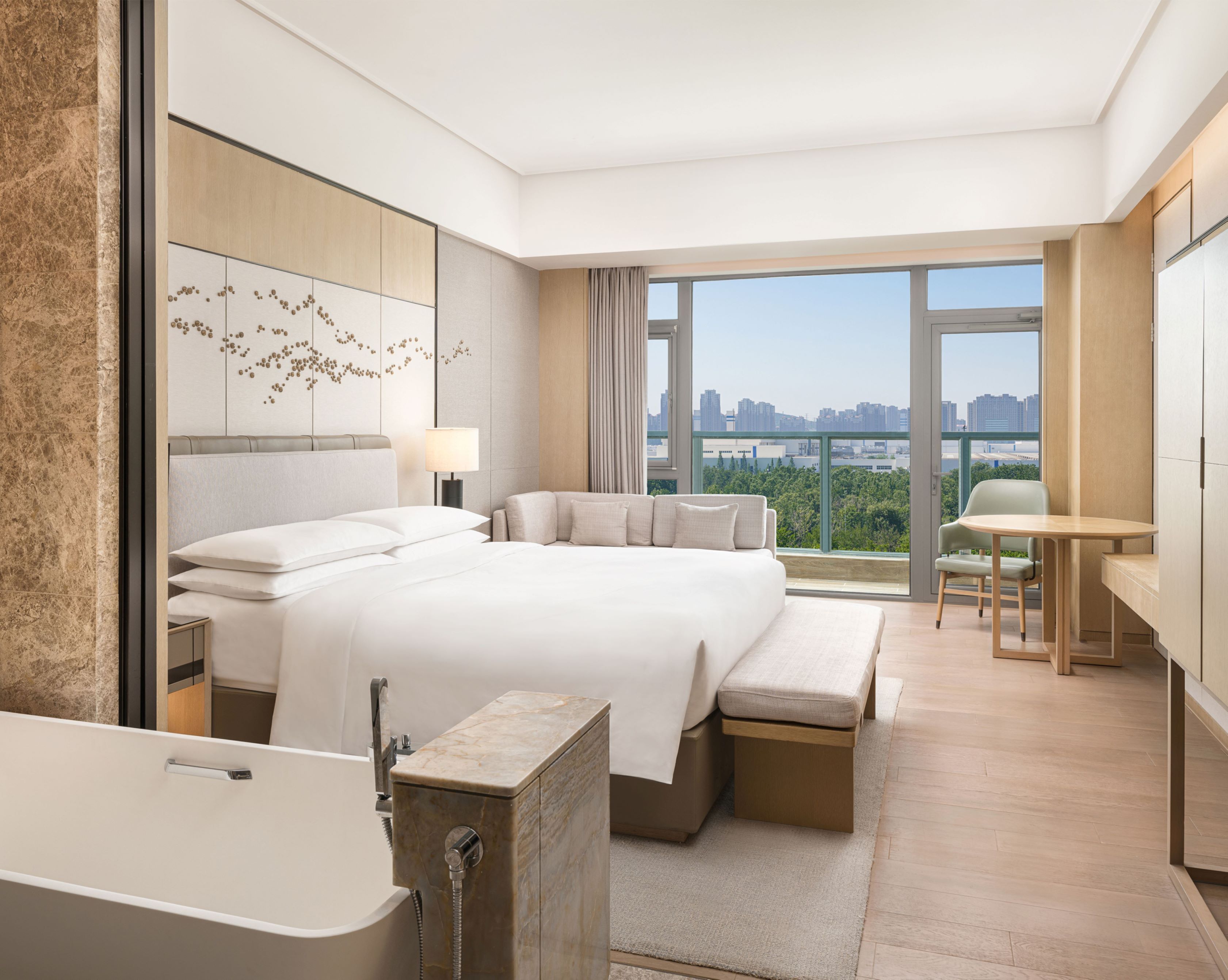 Habitación Deluxe, 1 cama de matrimonio grande, balcón, vistas al jardín | Edredones de plumas, caja fuerte, escritorio