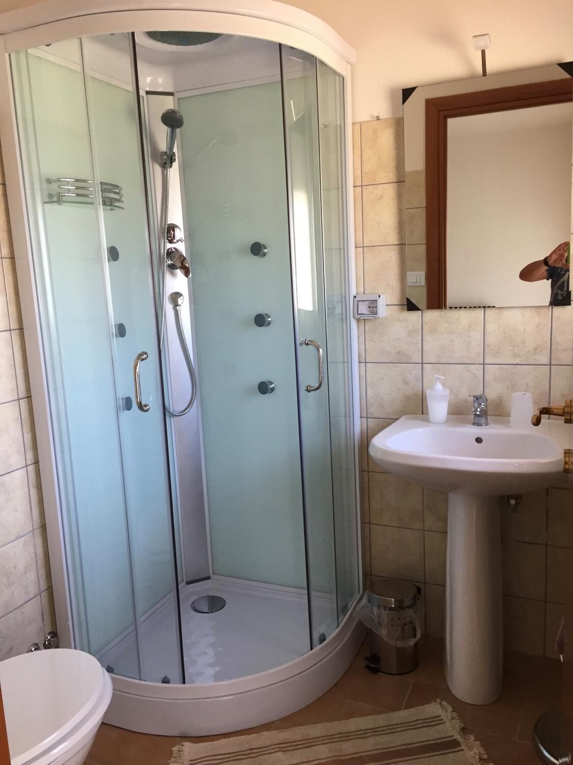 Doccia, set di cortesia gratuito, bidet, asciugamani